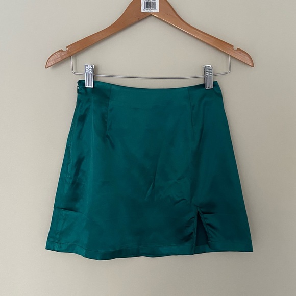 SHEIN Green Satin Slit Mini Skirt - Picture 2 of 8